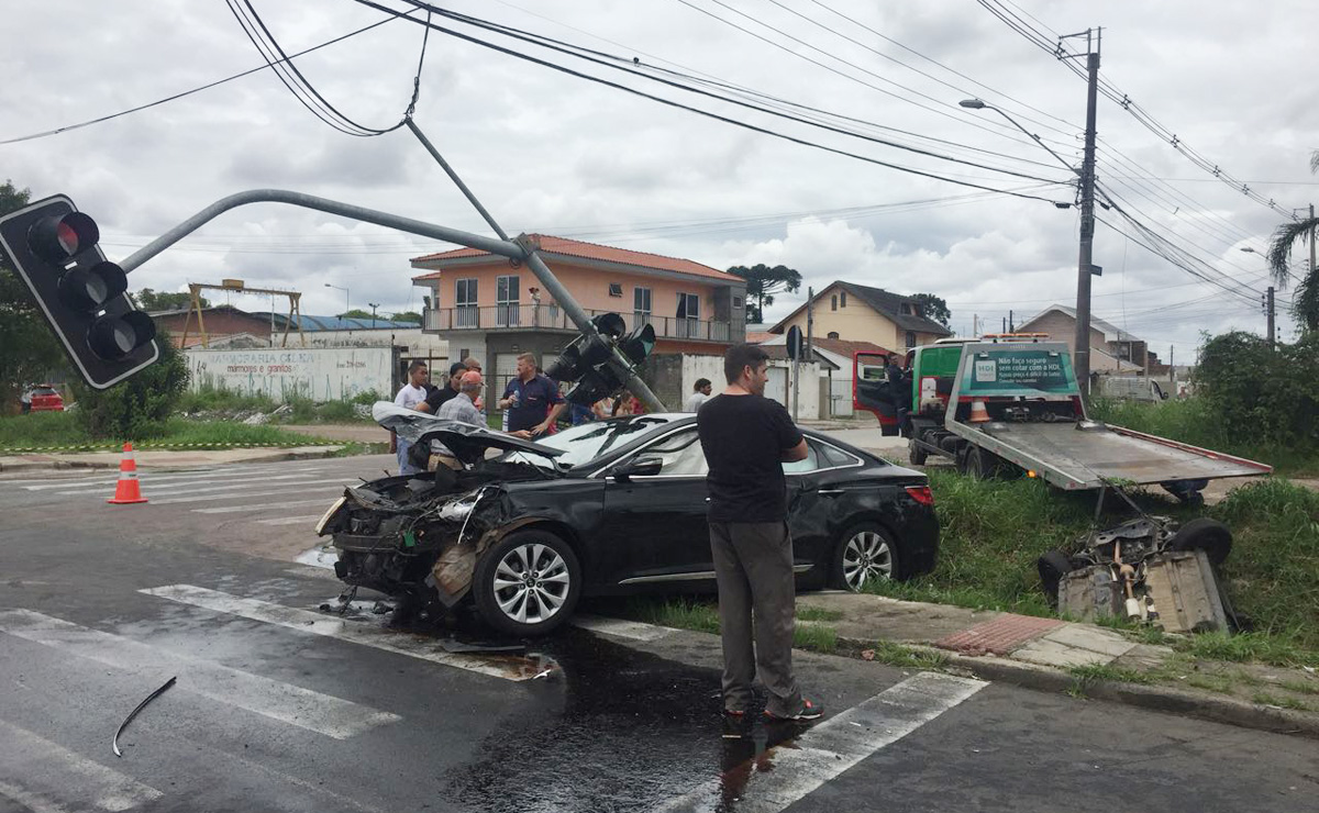 Ambos os veículos ficaram bastante danificados com a colisão. Foto: Felipe Rosa