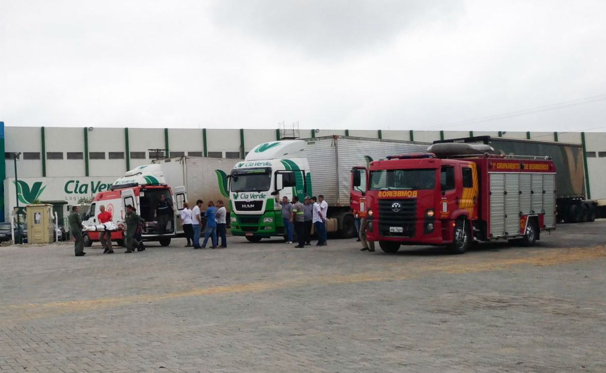 Socorristas do Siate prestaram atendimento à vítima. Foto: Marco Charneski