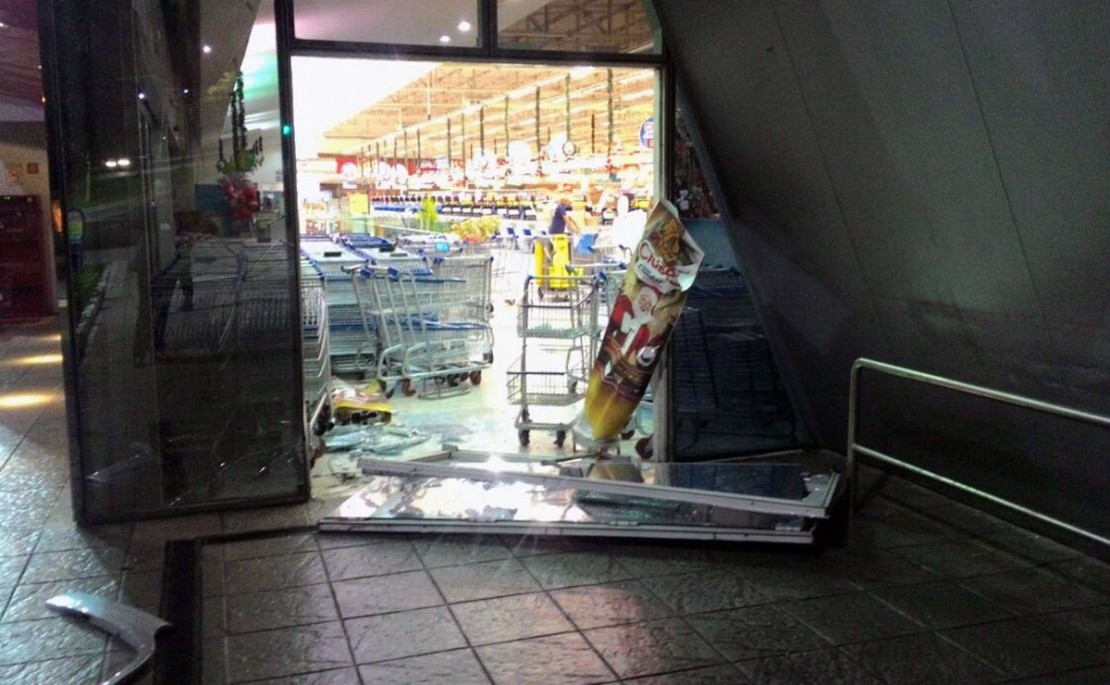 Entrada do estabelecimento ficou bastante destruída com a ação da gangue na madrugada de quarta-feira. Fotos: Colaboração