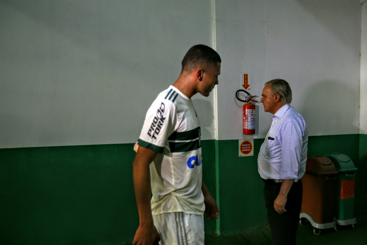 Thalisson Kelven se emocionou muito com o rebaixamento. Garotada deve ser a base do Coxa no ano que vem. Foto: Marcelo Andrade