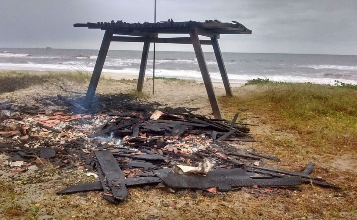 O posto de guarda-vidas queimado fica no Balneário Marajó, em Matinhos. Foto: Divulgação Bombeiros PR