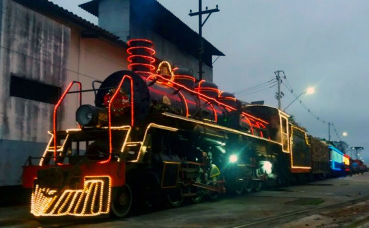 Maria Fumaça enfeitada para o Natal em Curitiba