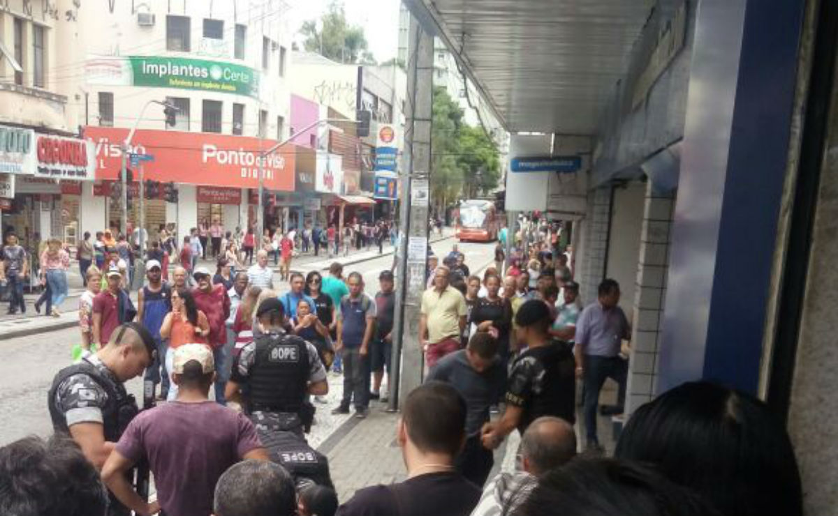 Ação aconteceu na Rua Pedro Ivo. Foto: Colaboração RedeNews