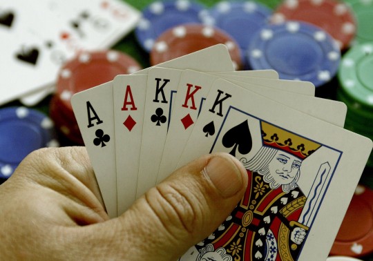 Poker, canastra, tranca e outros jogos de baralho são ótimas pedidas. Foto: Robert Sullivan / AFP