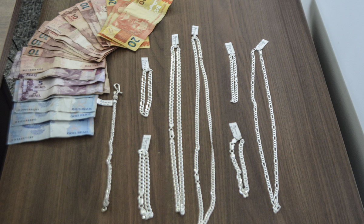 Com o suspeito, foram encontrados alguns dos objetos roubados e R$ 180 em dinheiro. Foto: Divulgação/PM