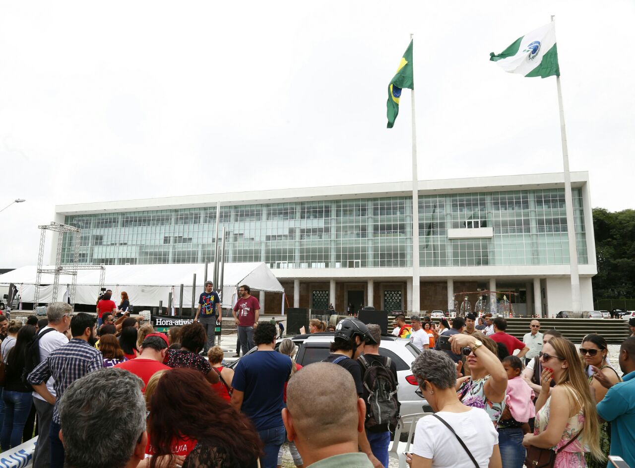 Professores protestam no Palácio Iguaçu, em Curitiba. Foto: Aniele Nascimento