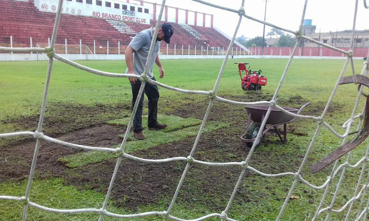 Rio Branco está trocando o gramado da Estradinha. Foto: Divulgação/Rio Branco