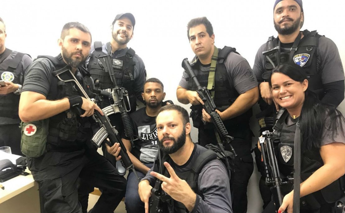 Traficante Rogério 157 entre os policiais que efetuaram a prisão. Foto: Reprodução Whatsapp