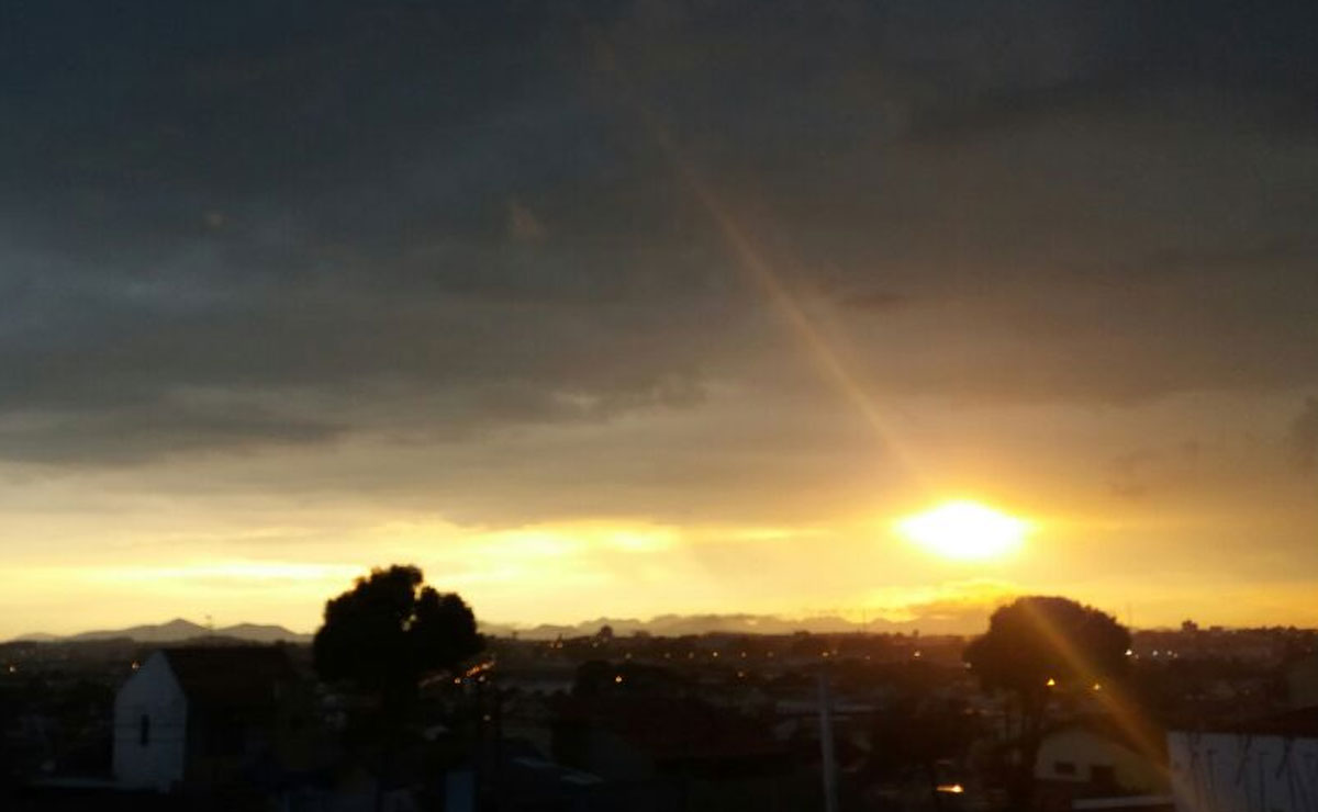 Por volta das 6h40 o sol dava as caras em Curitiba, mas logo depois o tempo fechou. Foto: Leonardo Coleto.