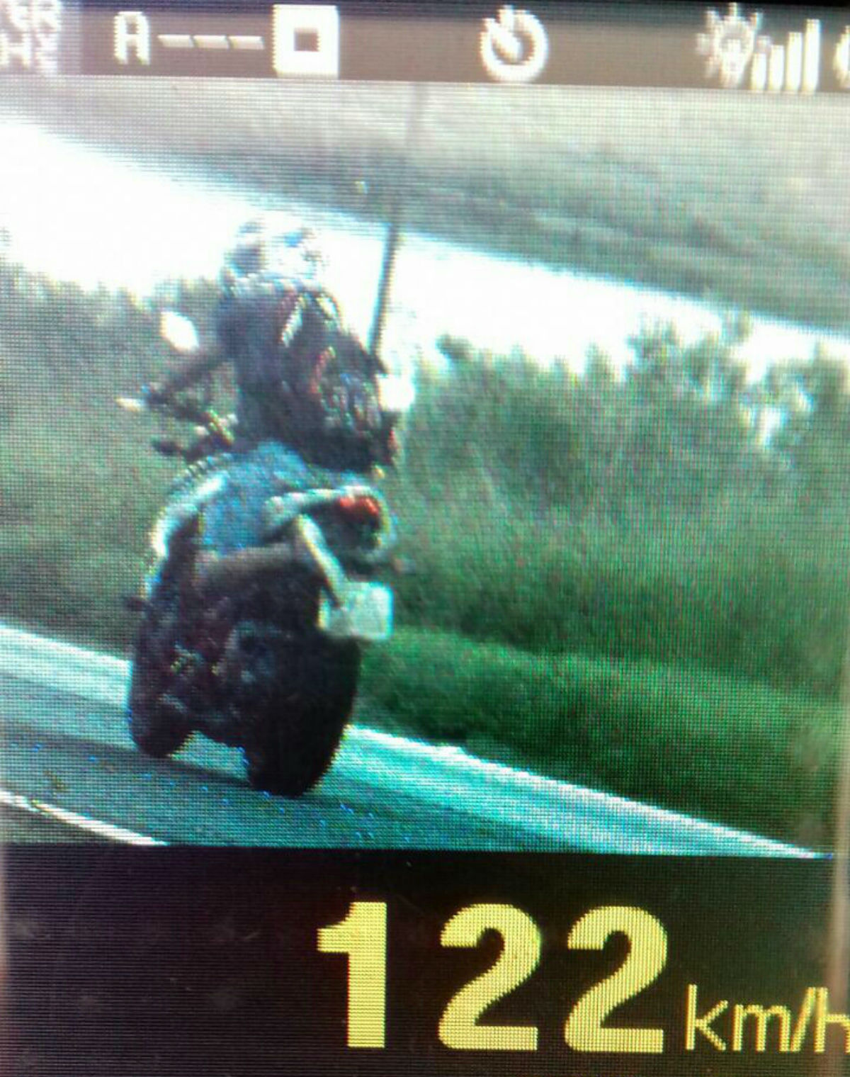 Motociclista tenta esconder placa, mas já tinha sido flagrado pela polícia a 122 Km/h. Foto: Divulgação PRF