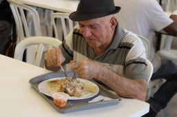 Seu Arnaldo já é cliente. Foto: Gerson Klaina.