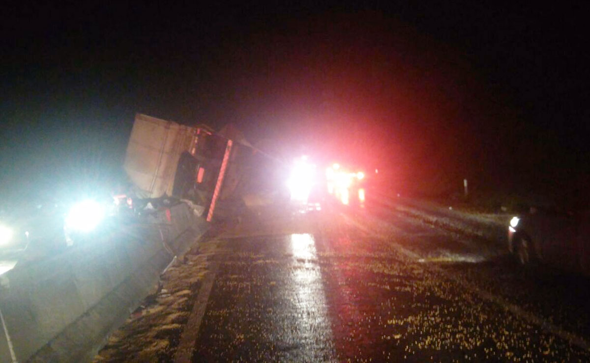 Caminhão tomba em Morretes e complica o trânsito na BR-277. Foto: Polícia Rodoviária Federal.