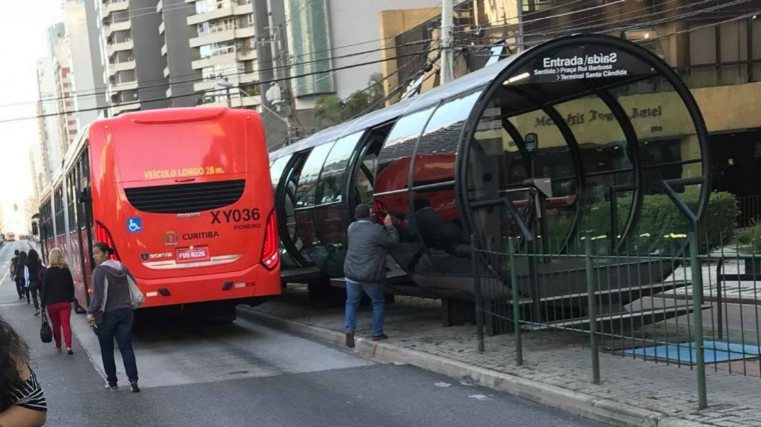 Biarticulado quebra no primeiro dia de testes. Foto: Andryws Ribas/Colaboração