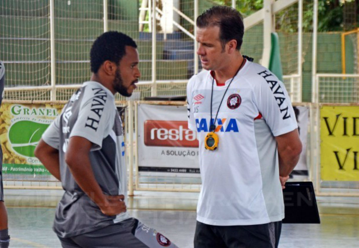 Mesmo com o time classificado, Marcão quer que o Furacão renda mais em campo. Foto: Divulgação/Atlético