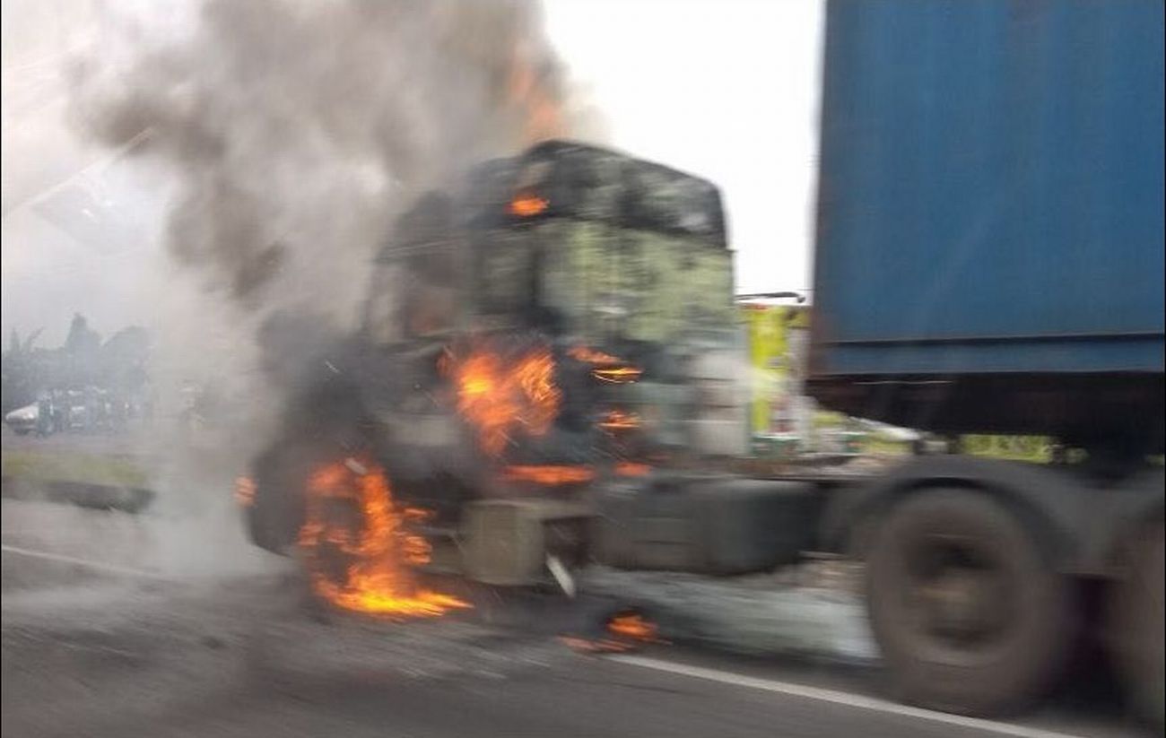 Caminhão em chamas fecha parcialmente a BR-277 nesta sexta. Foto: Letícia Erzinger de Campos Pinto/Colaboração