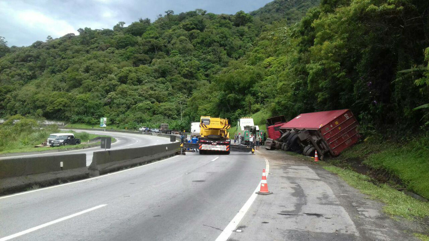 BR-277 ficou pouco mais de uma hora interditada para destombamento de carreta. Foto: Divulgação / PRF