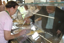 Claudia foi servida pelo prefeito Rafael Greca. Foto: Gerson Klaina.