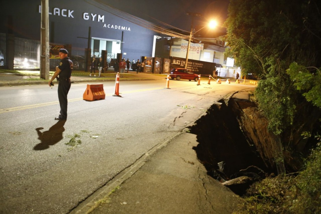 Rompimento de galeria pluvial deixou uma cratera na rua. Foto: Marco Charneski