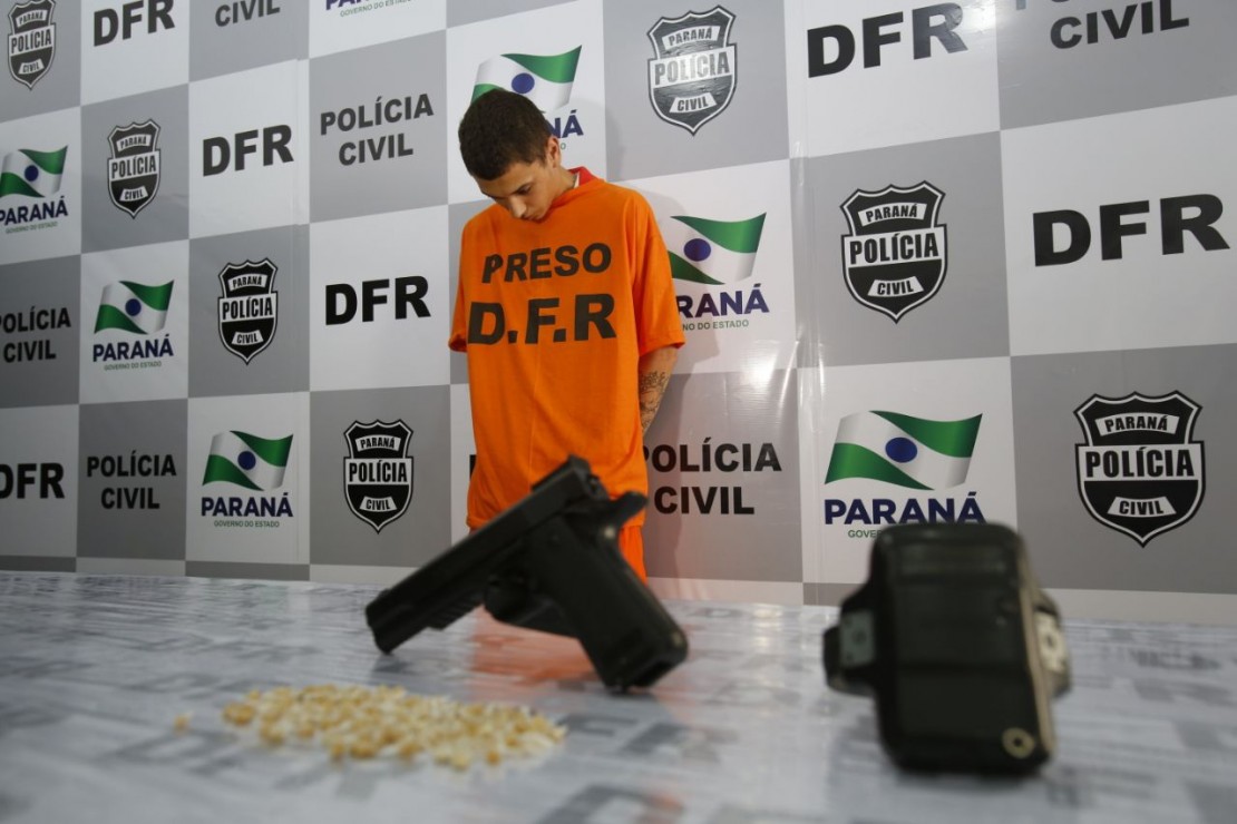 Anderson Cláudio Santos Júnior, 18 anos, foi preso em Colombo, por investigações da DFR. Foto: Fábio Alexandre