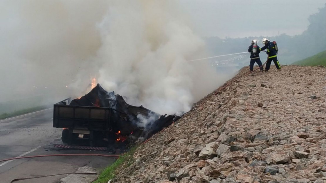 Incêndio interditou Contorno Leste e parte da BR-277. Foto: Marco Charneski
