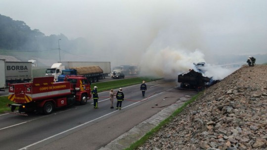 Incêndio interditou Contorno Leste e causou congestionamento em parte da BR-277. Foto: Marco Charneski