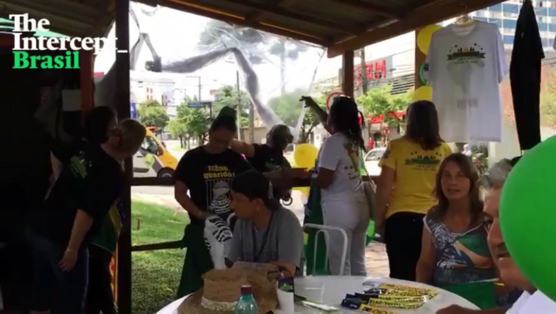 Manifestantes pró-Lava Jato agridem o repórter Rafael Moro Martins, em Curitiba. Foto: Reprodução / The Intercept Brazil