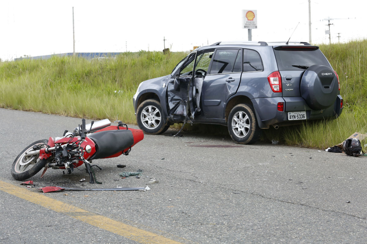 Quatro pessoas ficaram feridas no acidente, o condutor da moto em estado mais grave. Foto: Fábio Alexandre