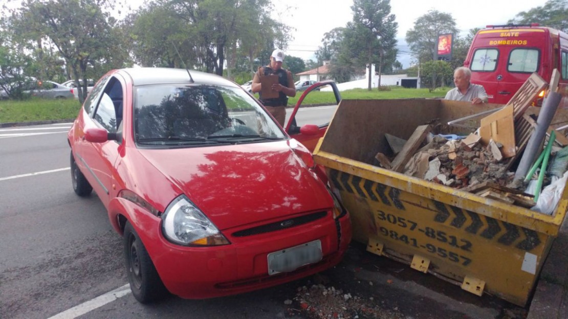 Após levar uma fechada no trânsito, motorista de Ká bate contra caçamba. Foto: Eduardo Klisiewicz