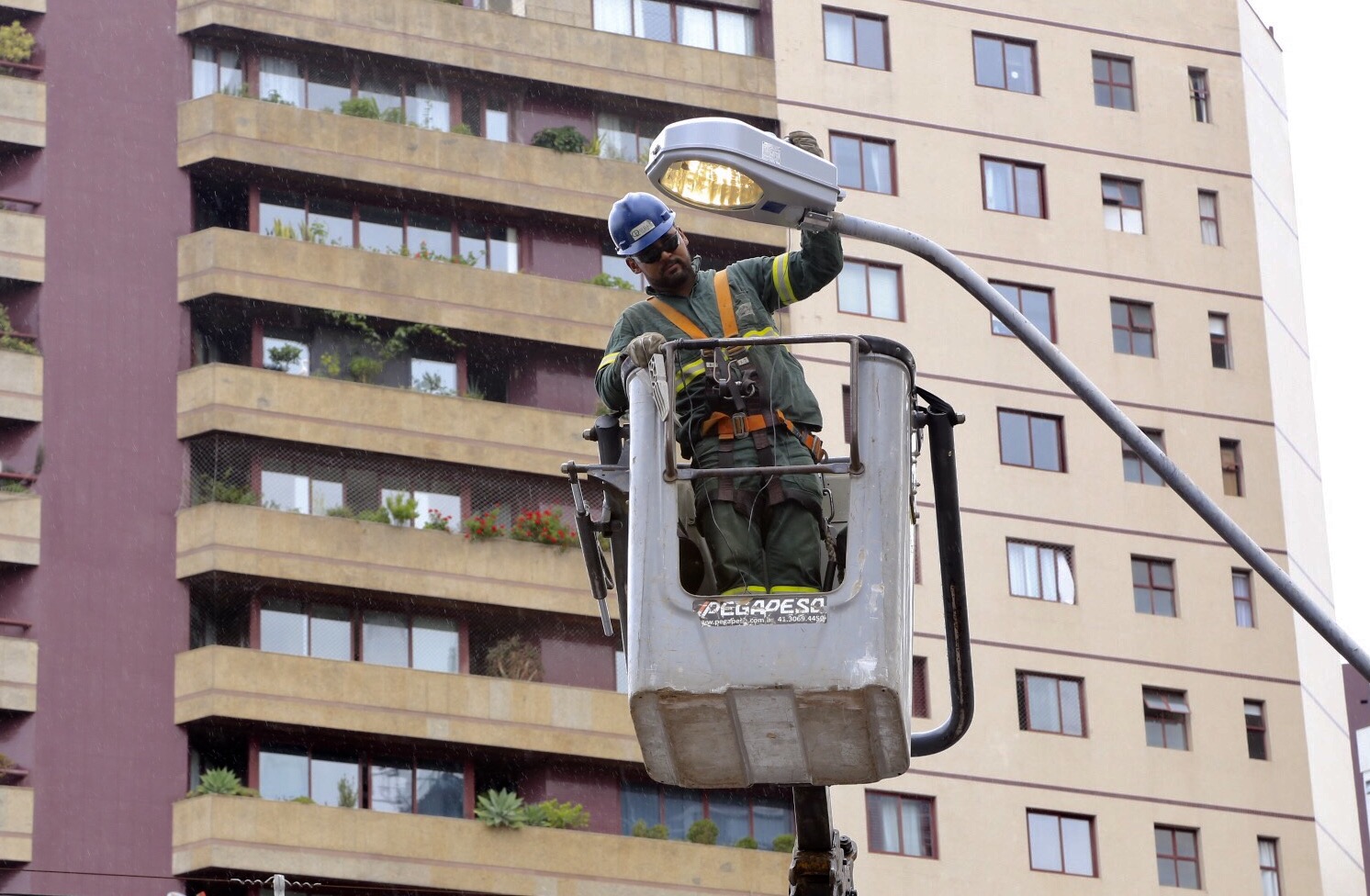 Rede de iluminação pública será ampliada em mais 184 ruas de Curitiba. -Na imagem, troca de lâmpadas na Av. João Gualberto, bairro Cabral. Foto: Luiz Costa / SMCS