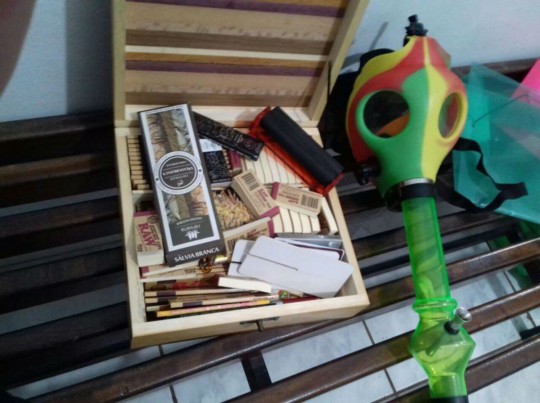 Além das plantas nas estufas, polícia encontrou materiais para manipular a droga. Foto: Divulgação / PM