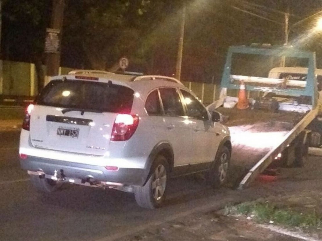Caminhonete argentina tinha R$ 50 mil em multas. Foi apreendida em Foz do Iguaçu. Foto: Divulgação / Foztrans