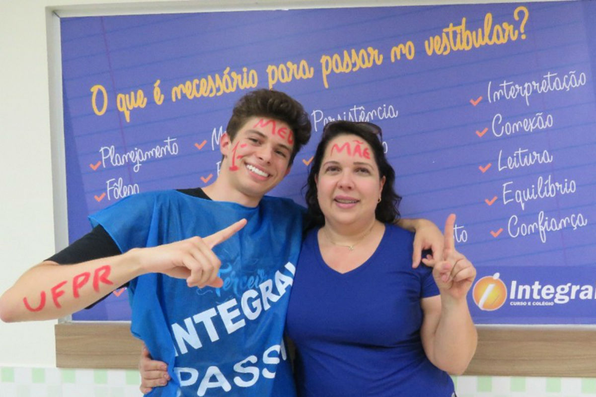 Júlio e sua mãe, juntos em Maringá, onde moram. Foto: Divulgação/Colégio Integral