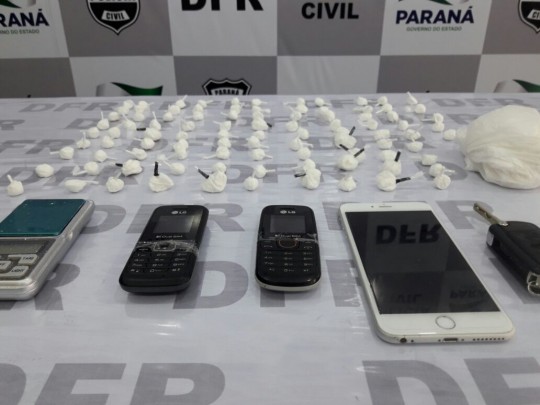 Policiais da Delegacia de Furtos e Roubos pegaram 100 buchas de cocaína com suspeito. Foto: Divulgação Polícia Civil