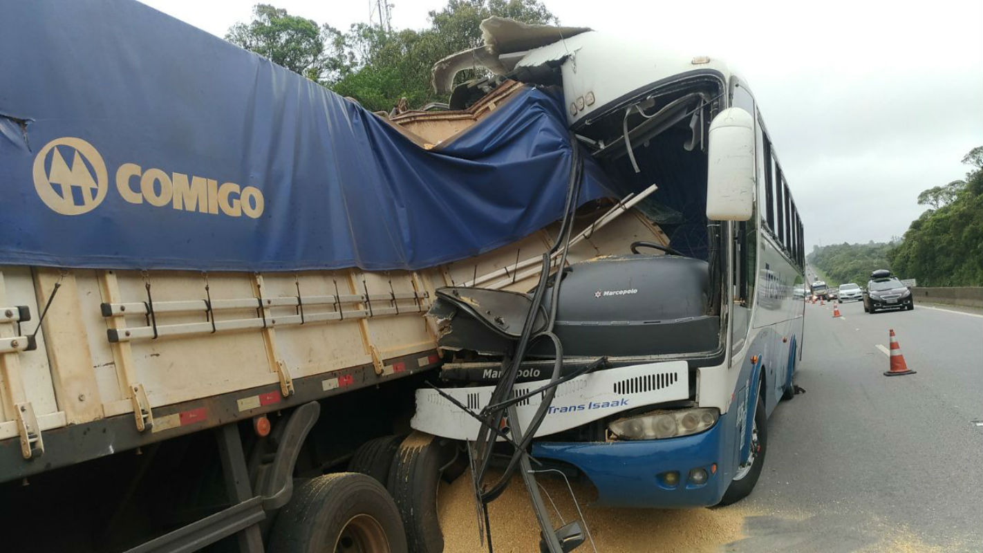 Motorista de ônibus bate em caminhão, carregado com soja, parado no acostamento. Foto: Divulgação PRF