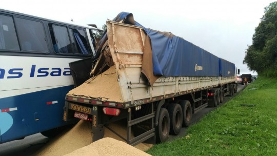 Motorista de ônibus bate em caminhão, carregado com soja, parado no acostamento. Foto: Divulgação PRF