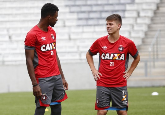 Wanderson e João Pedro, dois que estão na briga por uma posição no time. Foto: Aniele Nascimento