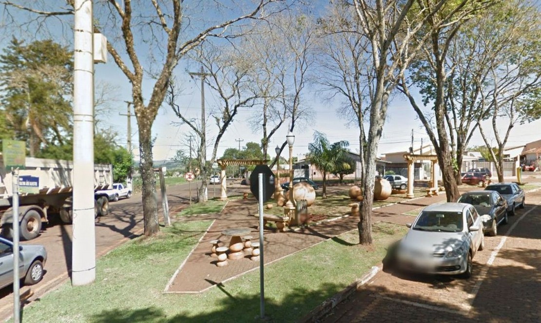 Praça em frente à Prefeitura de Tamarana foi palco de um dos crimes. Foto: Reprodução/Google