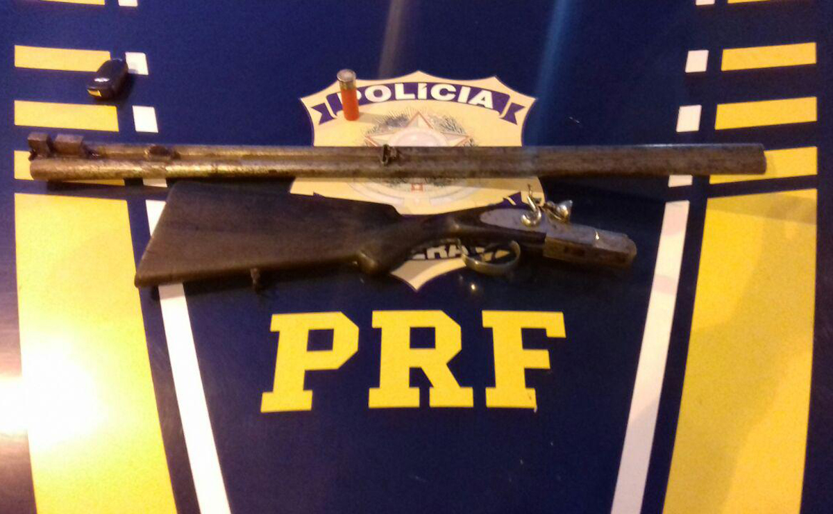 Com os presos, foi apreendida uma espingarda calibre 12. Foto: Divulgação/PRF