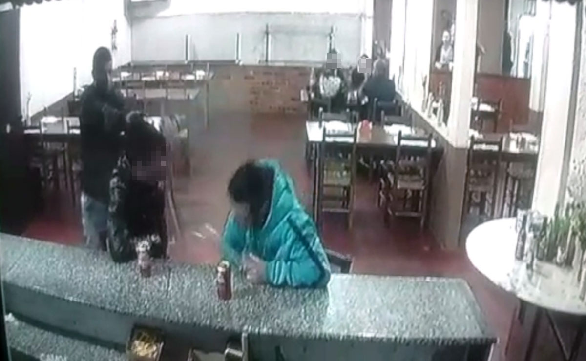 Câmera flagrou o assassino instantes antes do crime. Ele permanece ao laro de Geovani, esperando momento para atirar. Foto: Reprodução.