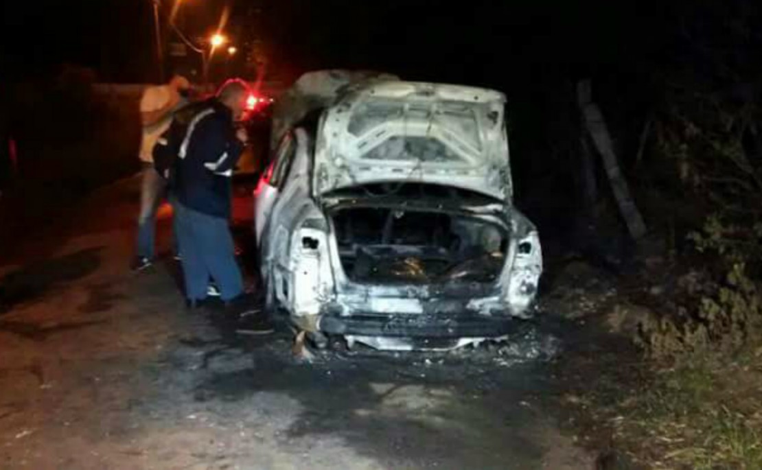 Carro foi queimado para impedir acesso dos policiais militares. Foto: Colaboração.