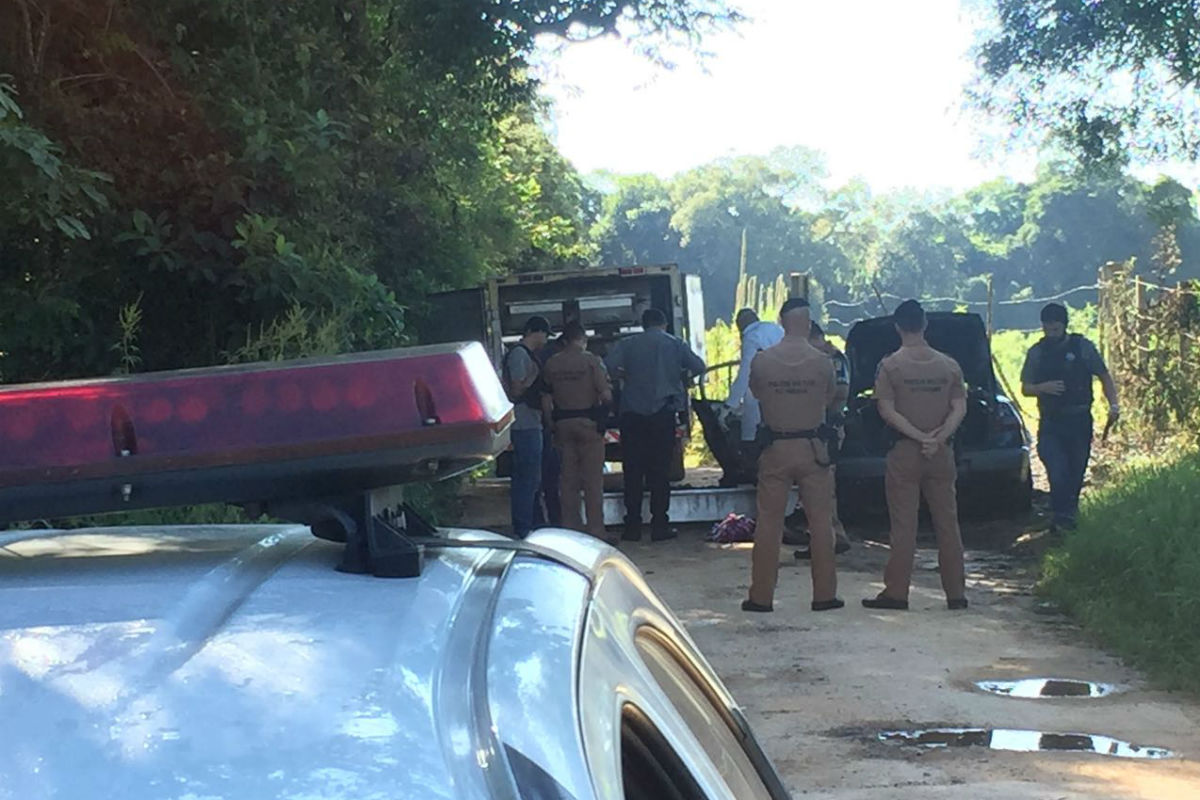 Corpo e veículo foram encontrados na PR 423, em Campo Largo. Fotos: Felipe Rosa