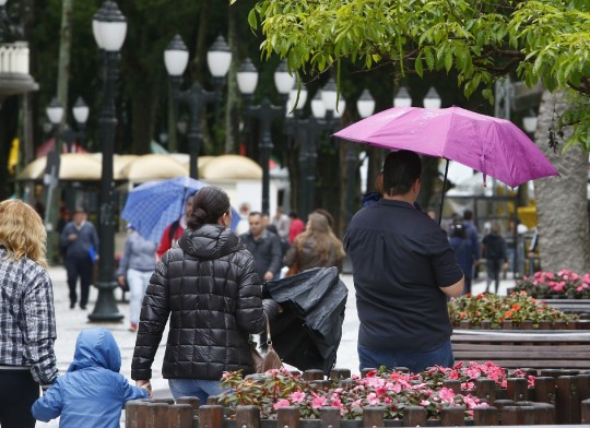 Guarda-chuva e, em alguns momentos, o casaco, vão continuar sendo essenciais. Foto: Aniele Nascimento.