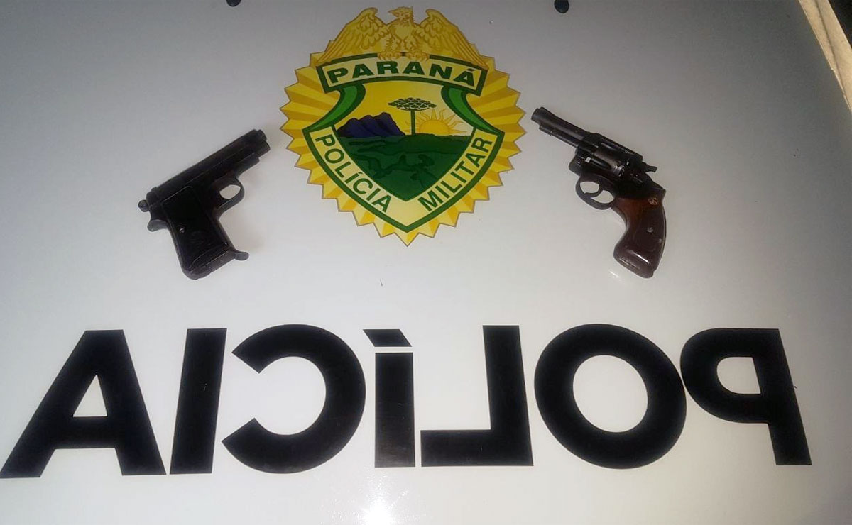 Com a dupla, os policiais apreenderam um revólver calibre 32 e uma pistola. Foto: Colaboração/Michael Martins.