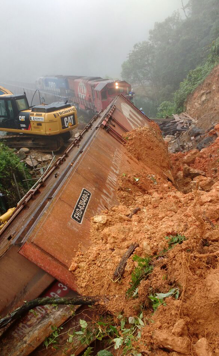 Acidente deixou linha férrea completamente interditada. Foto: Colaboração TVCI