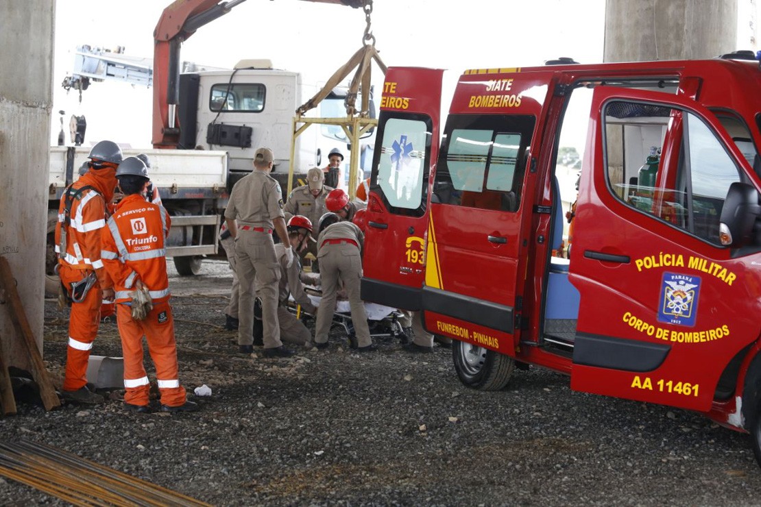 O trabalhador despencou de uma estrutura entre a parte de cima do viaduto e o chão. Foto: Marco Charneski.