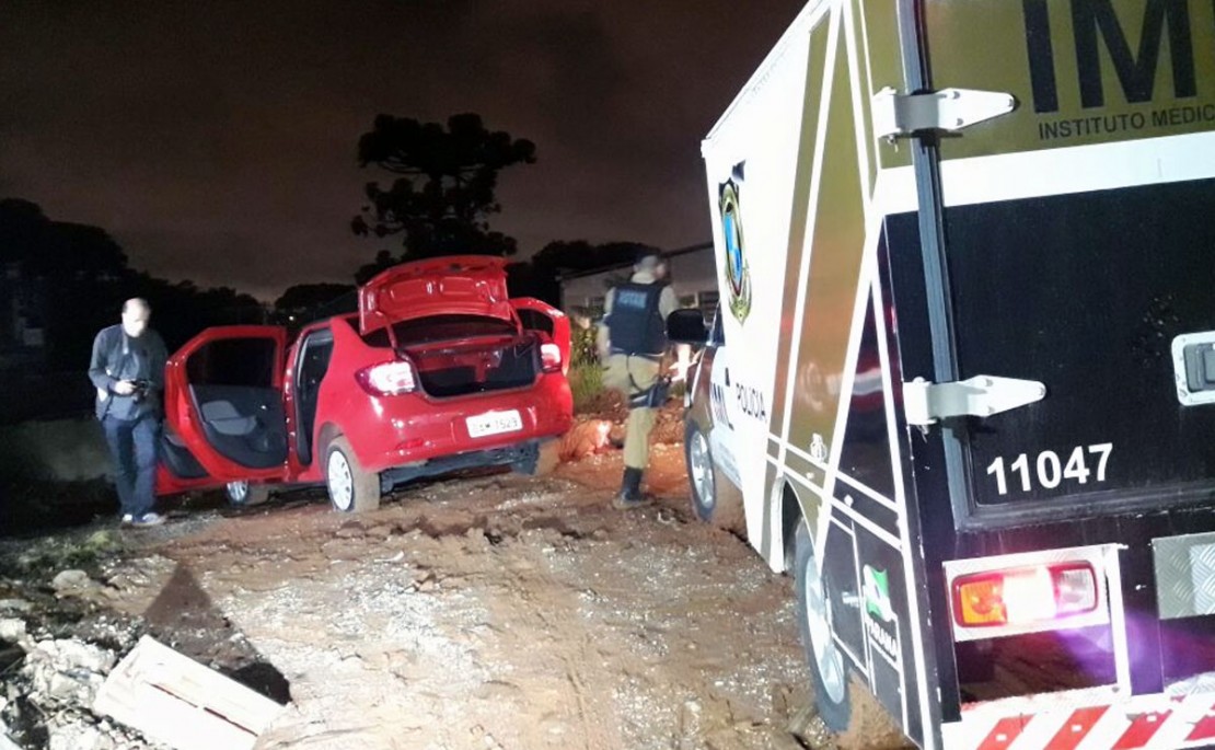 O crime foi descoberto por policiais militares, que patrulhavam pela região quando viram o carro abandonado. Foto: Colaboração/Michael Martins.