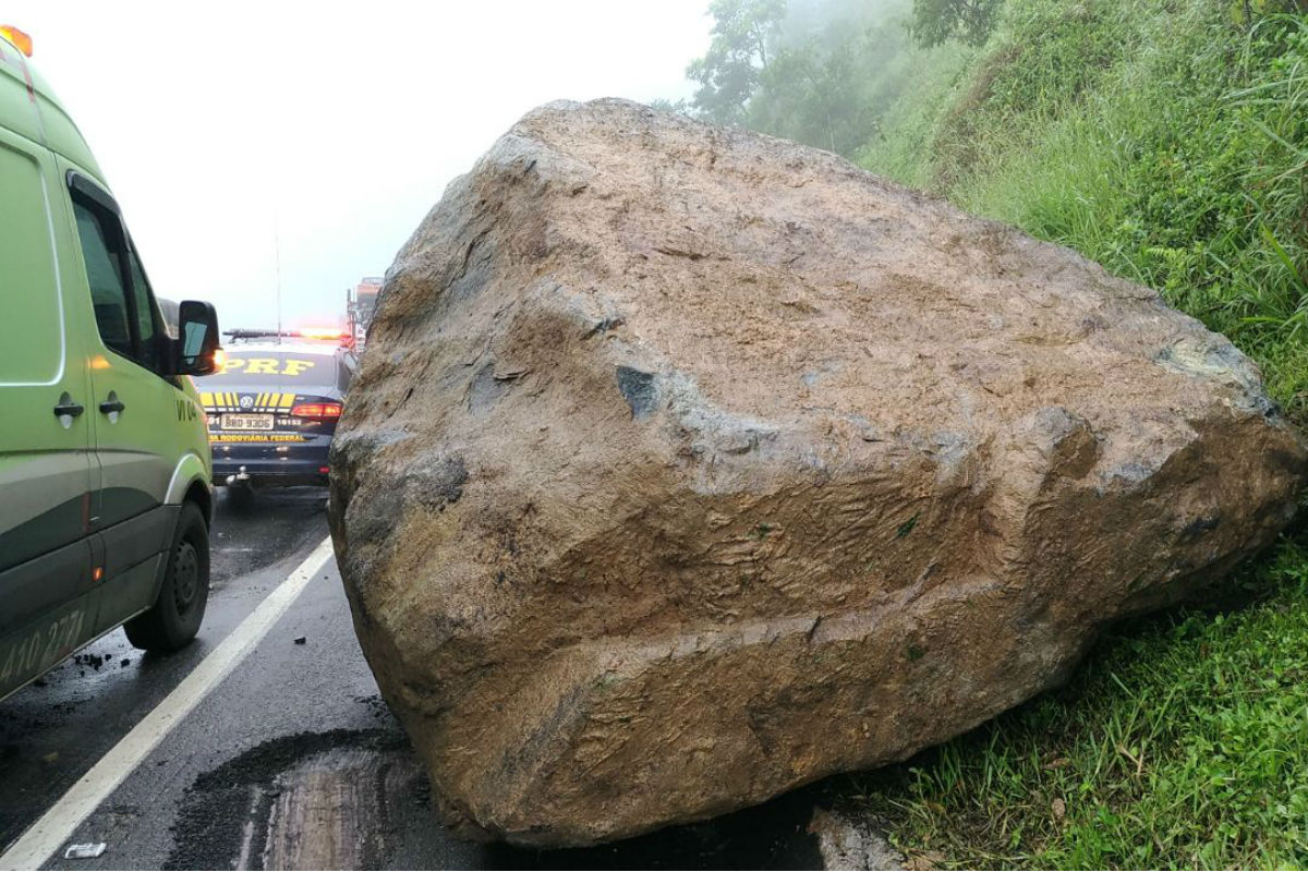 Uma pedra - de 2,5 metros - deslizou de um morro na BR-277, em Morretes, e interditou parte da pista. Foto: Divulgação/ PRF