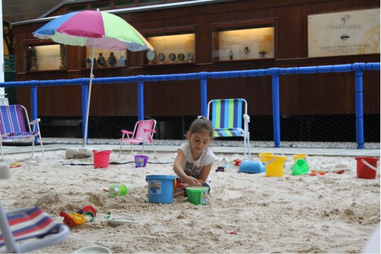 Praia coberta fica no Shopping Estação até fevereiro. Foto: Gerson Klaina