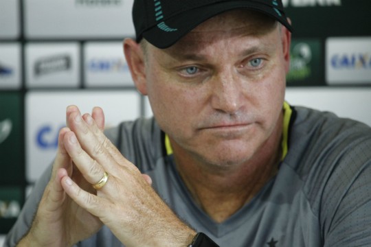 Sandro Forner pensa no primeiro clássico do ano. Foto: Daniel Caron