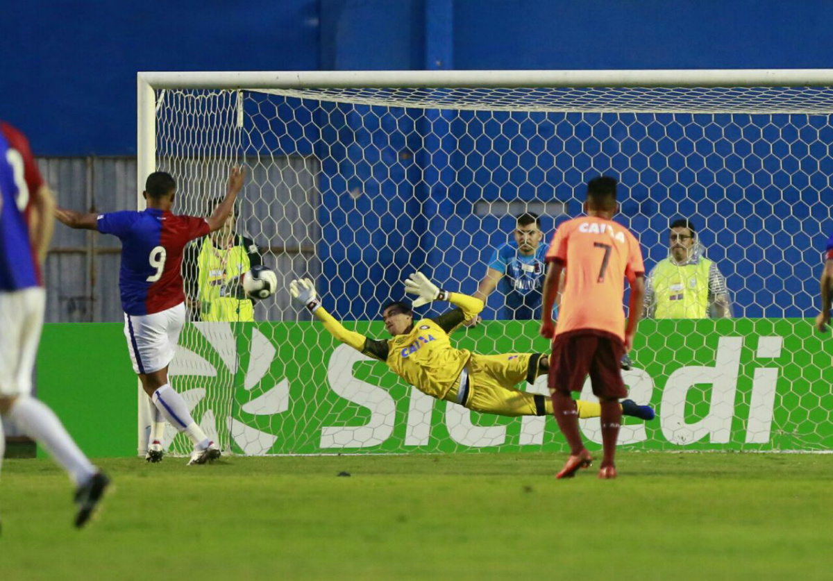 Santos pegou o pênalti de Zé Carlos, ainda no começo do jogo. Foto: Marcelo Andrade